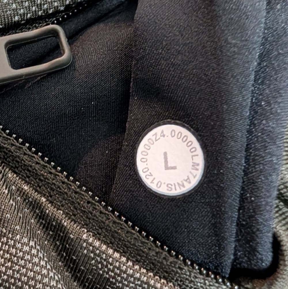 Lululemon T.H.E. Short 9" *Linerless Size L Variegated Mesh Camo Max Dark Olive - Picture 3 of 3